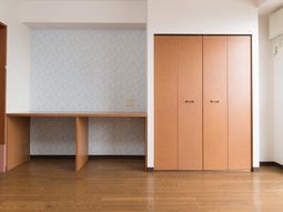 清潔な洋室のデスクとクローゼット