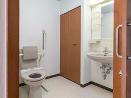 手すり付きトイレの内観