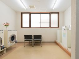 明るい清潔な洗濯室
