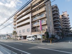 都会の角地建物外観