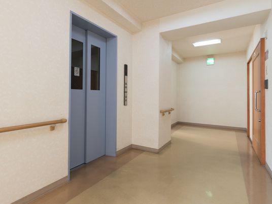廊下に面したエレベーター