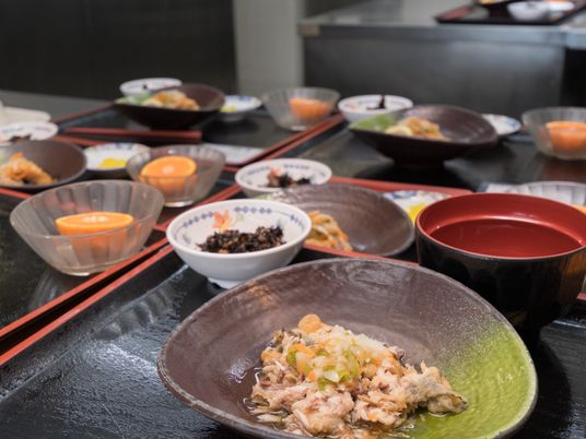 複数の和食器に配膳済み