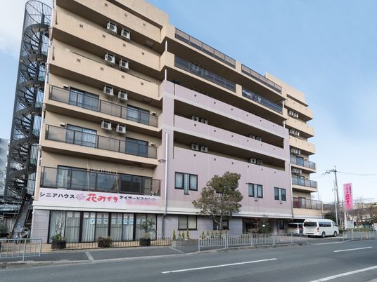 多階層の明るい外観