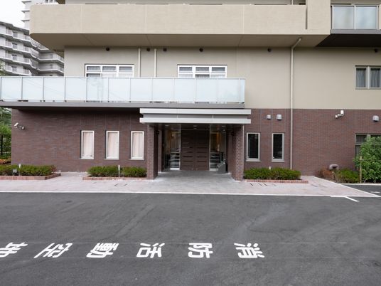 モダンな建物のエントランス