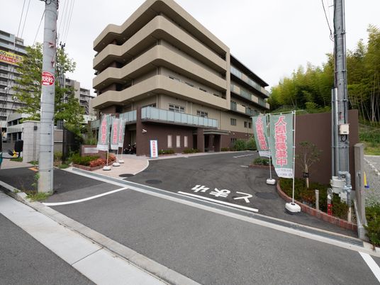 施設外観と看板