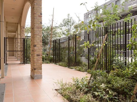 清潔感のある中庭通路