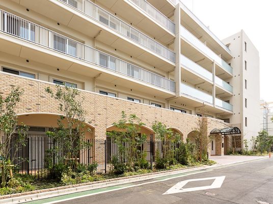 多階建ての施設外観