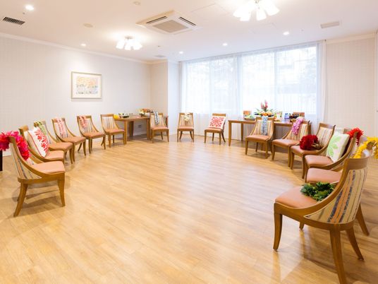 暖かみのある待合スペース