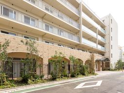 明るい外観の建物