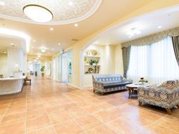 明るいエレガントなロビー