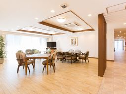 明るい共用ラウンジエリア