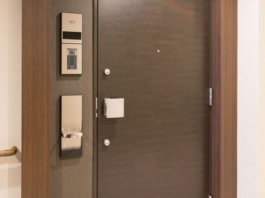 居室のドアノブとインターホン
