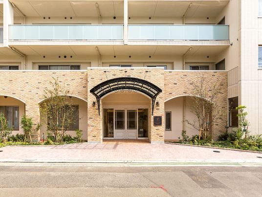 エレガントなエントランス外観