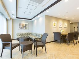 明るいラウンジの様子