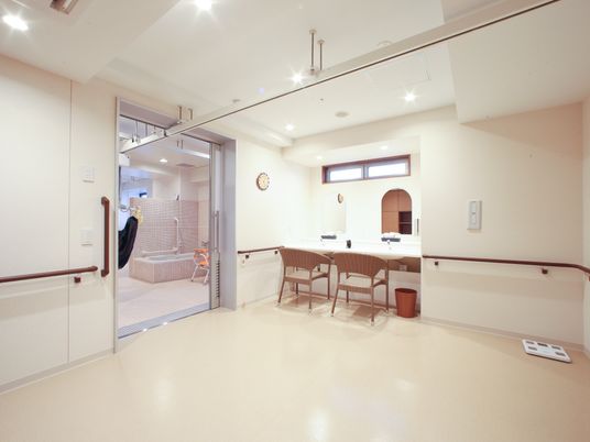 広々とした浴室入口