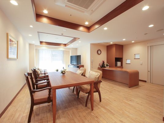 落ち着いた雰囲気のラウンジ