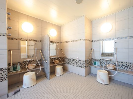 広々とした明るい浴室