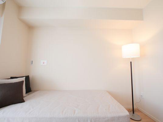 シンプルな居室のベッド