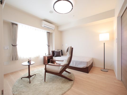 明るい広々とした居室