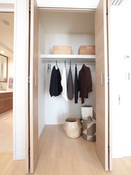 整理された明るいクローゼット