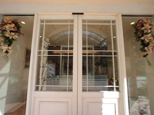 エントランスの白い扉