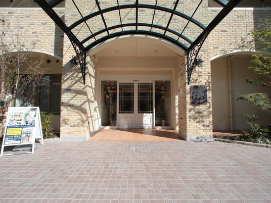 明るいエントランスのアーチ