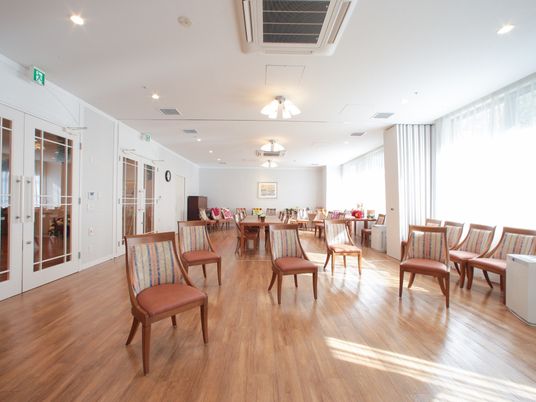 広々とした明るいラウンジ