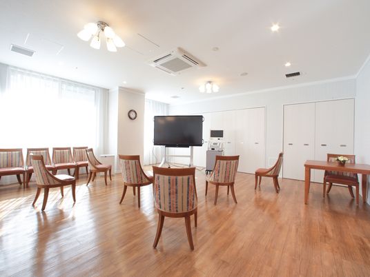 広々とした明るいラウンジ