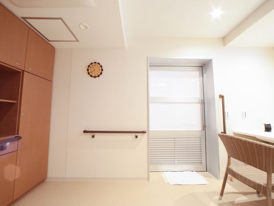 居室の洗面台と窓