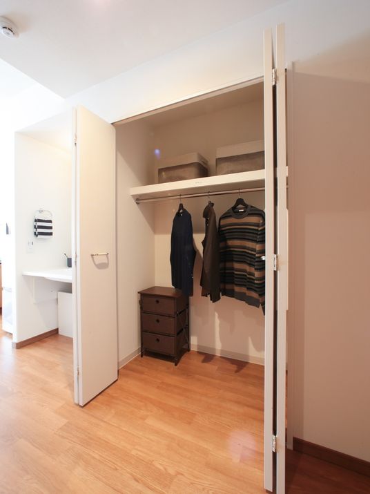 整理整頓された居室のクローゼット