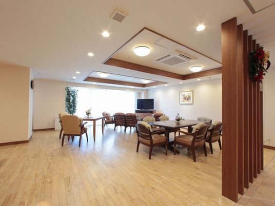 暖かみのある広々共有スペース