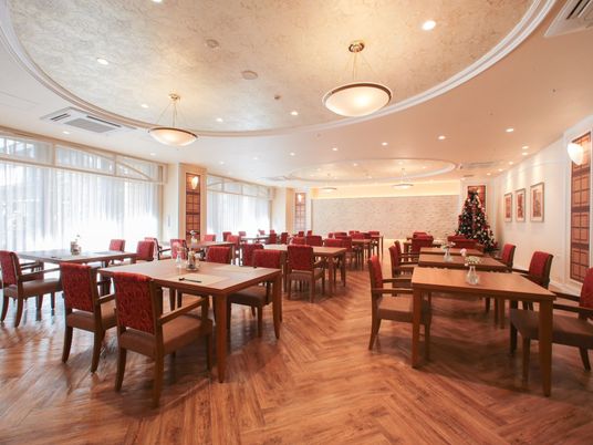 広々とした明るい食堂