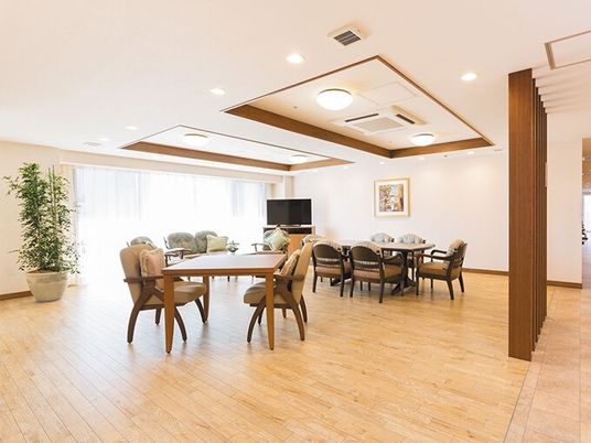 共有スペースの明るい室内