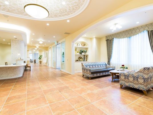 広々とした明るいロビー