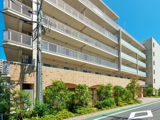 多階層のモダンな外観