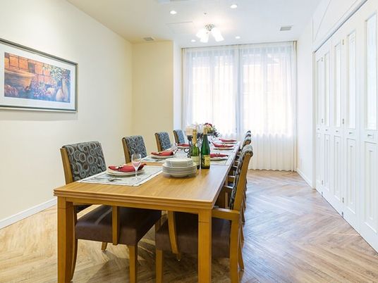 明るい食堂のテーブルセット