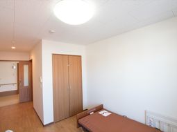 シンプルな居室の一部