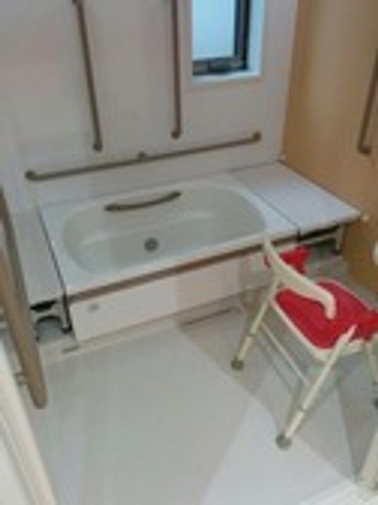 洗面台と手すり付き