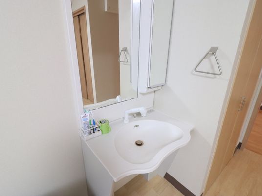 清潔な洗面台のある空間