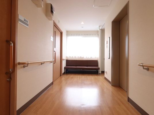 廊下の手すりとベンチ