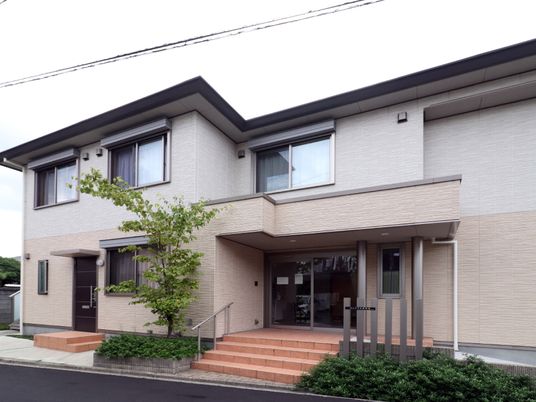 落ち着いた色合いの外観
