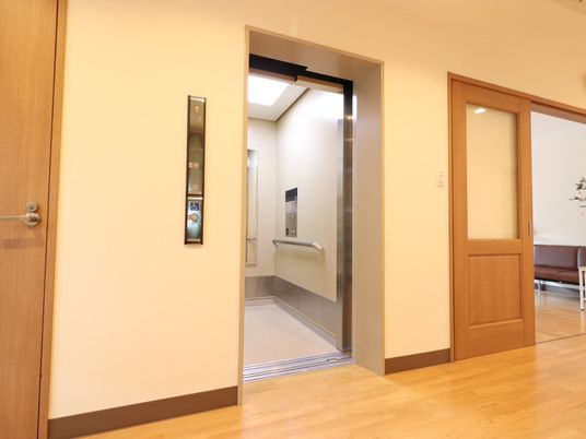 清潔なエレベーター廊下