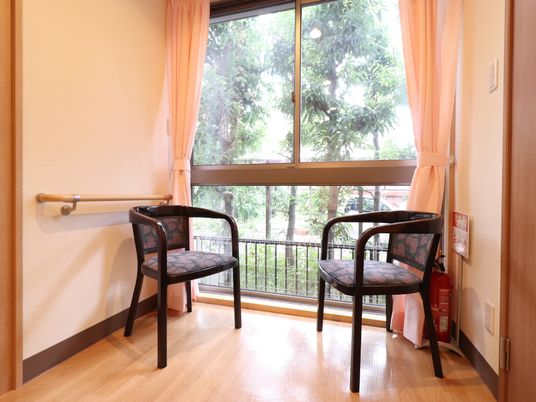 居室の角にある椅子二脚