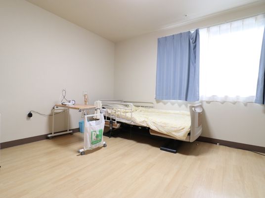 明るい個室の居室