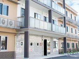 明るい建物のエントランス
