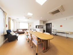 明るい共用ラウンジ
