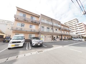 明るい建物の外観