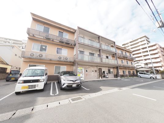 明るい建物の外観