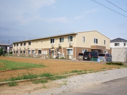 明るい外観の建物