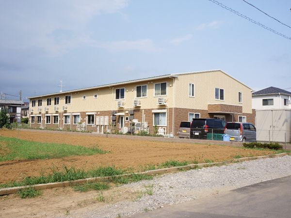 明るい外観の建物